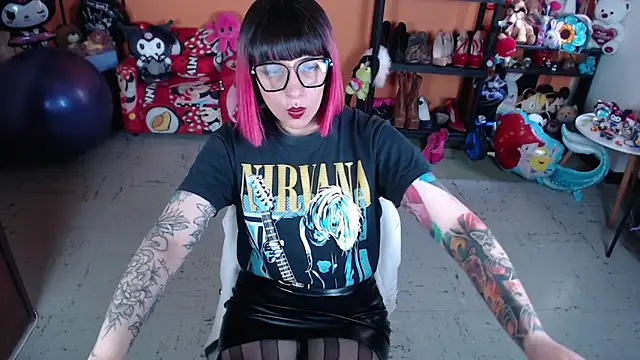 Snapshot of MissMiia2 chatting on 18, 11, 2025 MissMiia2 online show from 18, 11, 2025