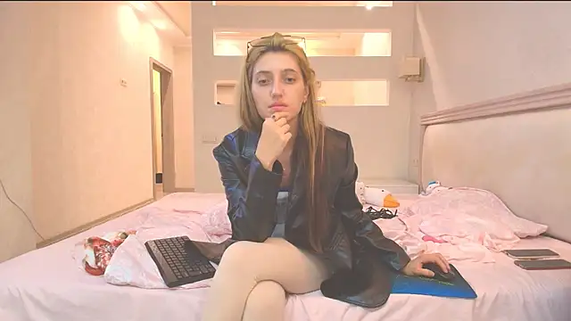 Snapshot of Iren chatting on 8, 10, 2025 Iren online show from 8, 10, 2025