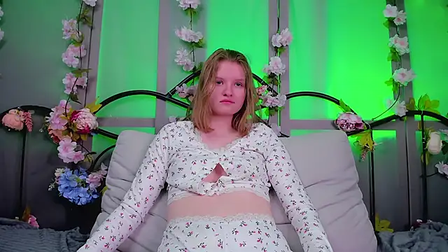 Snapshot of LilianSwall chatting on 1, 2, 2025 LilianSwall online show from 1, 2, 2025