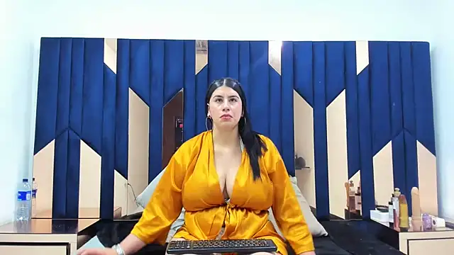 Snapshot of Criistaal_ chatting on 16, 2, 2025 Criistaal  online show from 16, 2, 2025