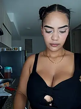 Snapshot of Sara-77 chatting on 11, 11, 2025 Sara-77 online show from 11, 11, 2025