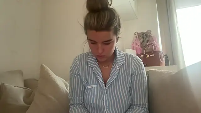 Snapshot of maisiesmithx chatting on 28, 10, 2025 maisiesmithx online show from 28, 10, 2025