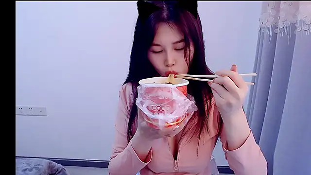 Snapshot of Little-sweet chatting on 2, 11, 2025 Little-sweet online show from 2, 11, 2025