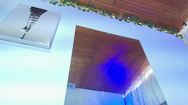 Naia x online show from 4, 12, 2025