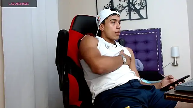 Snapshot of karlgiles_ chatting on 10, 12, 2024 karlgiles online show from 10, 12, 2024