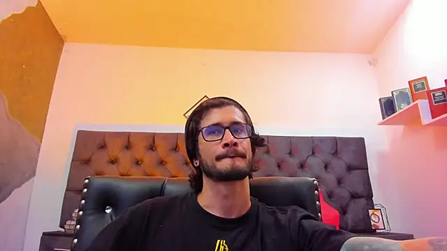 Loggan donnelly online show from 28, 12, 2024