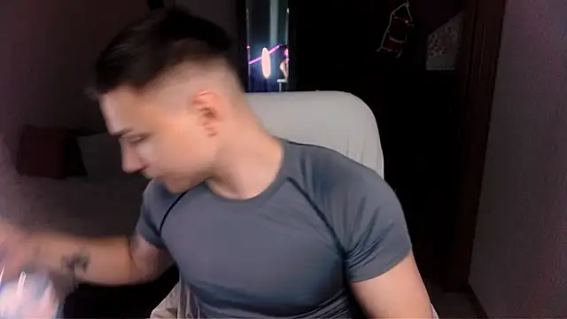 Snapshot of handsome_guy01 chatting on 28, 12, 2024 handsome guy01 online show from 28, 12, 2024