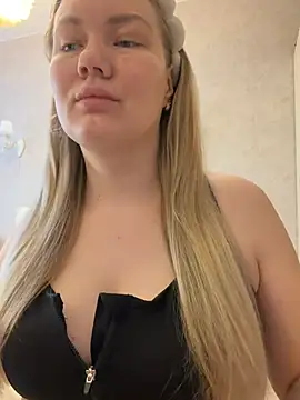 Snapshot of LianaCruz__ chatting on 4, 2, 2026 LianaCruz online show from 4, 2, 2026