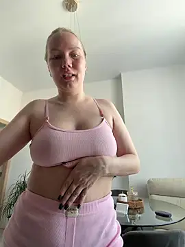 Snapshot of LianaCruz__ chatting on 2, 4, 2026 LianaCruz online show from 2, 4, 2026