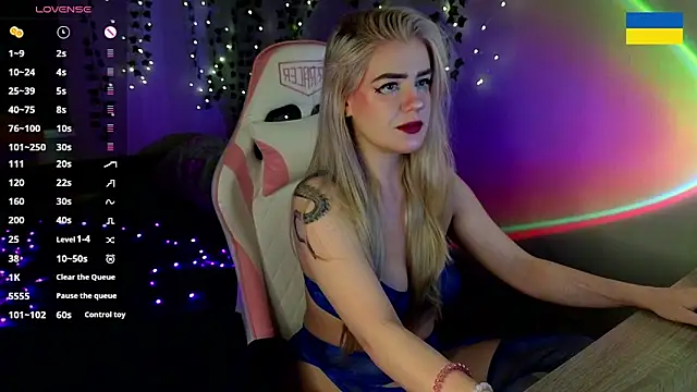 Snapshot of RedVelveten chatting on 8, 9, 2025 RedVelveten online show from 8, 9, 2025