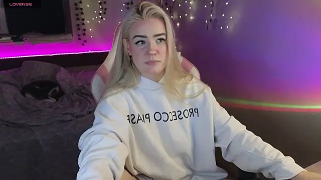 Snapshot of RedVelveten chatting on 9, 10, 2025 RedVelveten online show from 9, 10, 2025