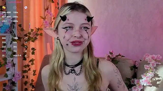 Snapshot of HildaEvatt chatting on 18, 9, 2025 HildaEvatt online show from 18, 9, 2025