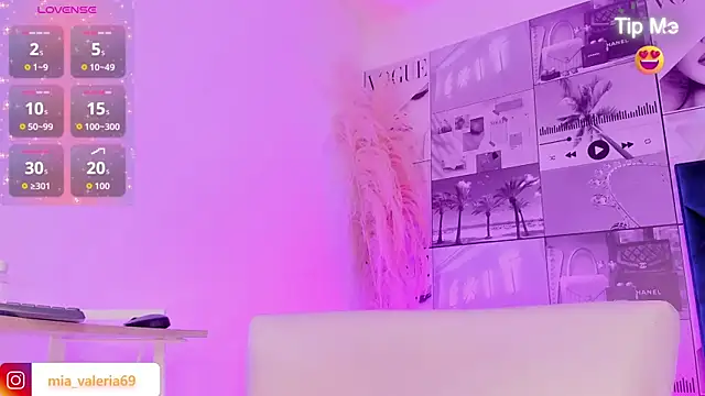 MiaCavallii  online show from 4, 12, 2025