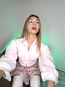 Karolgood3 online show from 8, 11, 2025