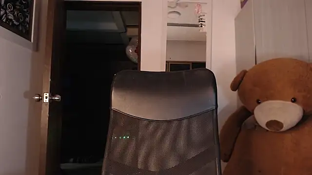 Snapshot of mistressbigcock777 chatting on 26, 11, 2025 mistressbigcock777 online show from 26, 11, 2025