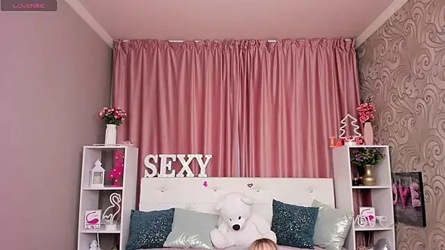 Snapshot of KattyPeachX chatting on 7, 2, 2025 KattyPeachX online show from 7, 2, 2025