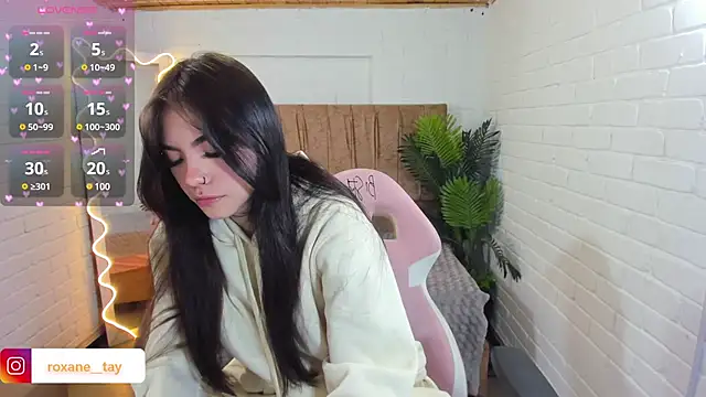 Snapshot of Roxanne_tay chatting on 30, 12, 2024 Roxanne tay online show from 30, 12, 2024