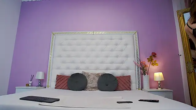 Lenna Paul online show from 11, 11, 2025