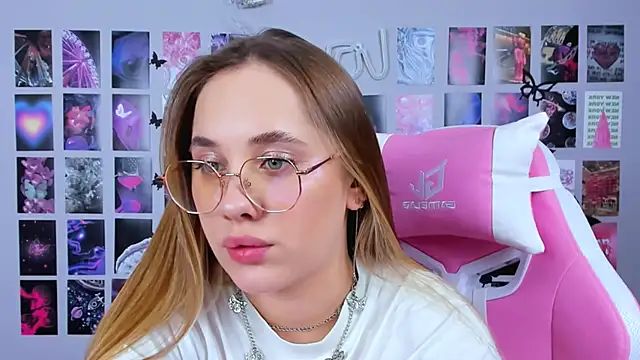 Snapshot of MiaMilas chatting on 7, 2, 2025 MiaMilas online show from 7, 2, 2025