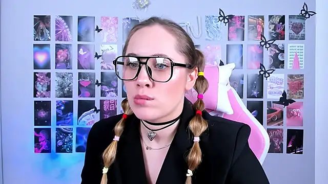 Snapshot of MiaMilas chatting on 4, 3, 2025 MiaMilas online show from 4, 3, 2025