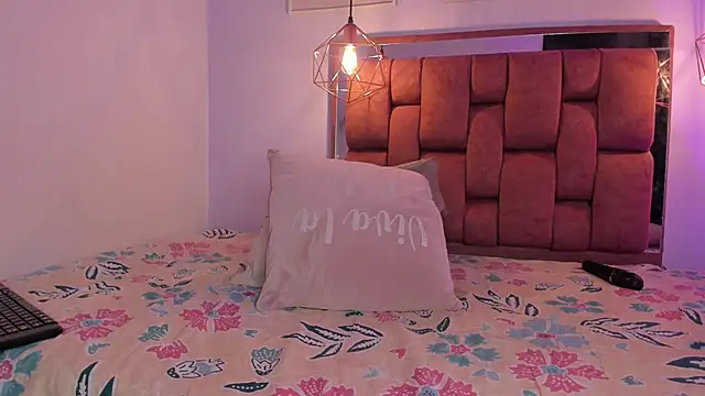 Snapshot of kristakinnky chatting on 13, 11, 2025 kristakinnky online show from 13, 11, 2025