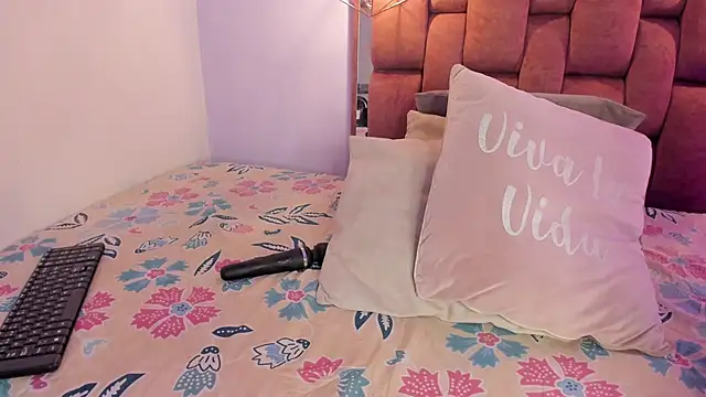 Snapshot of kristakinnky chatting on 25, 11, 2025 kristakinnky online show from 25, 11, 2025