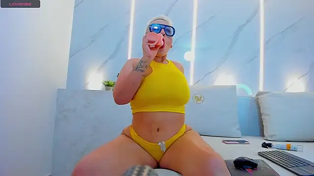 Snapshot of mia_becke chatting on 3, 1, 2025 mia becke online show from 3, 1, 2025