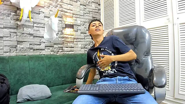 Snapshot of DamiBright chatting on 11, 10, 2025 DamiBright online show from 11, 10, 2025