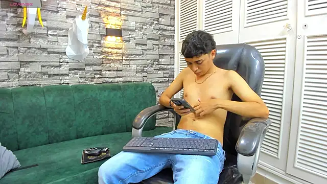 Snapshot of DamiBright chatting on 4, 11, 2025 DamiBright online show from 4, 11, 2025