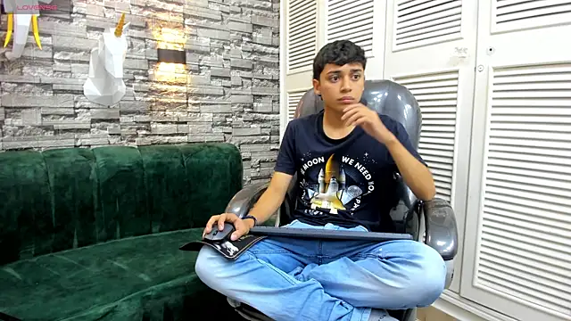 Snapshot of DamiBright chatting on 2, 12, 2025 DamiBright online show from 2, 12, 2025