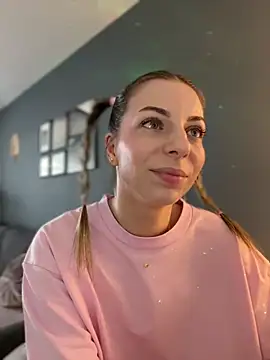 Mia Ethan online show from 22, 7, 2026