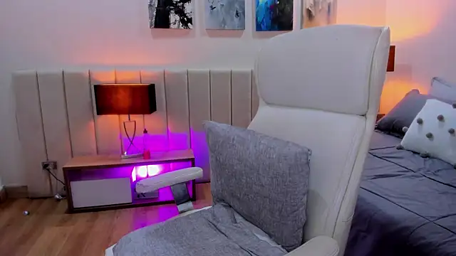 Snapshot of DaniRousse chatting on 4, 12, 2025 DaniRousse online show from 4, 12, 2025