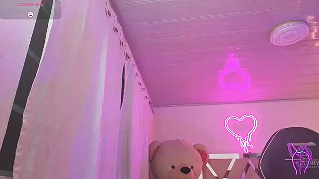 Snapshot of Laylafoxy_tay chatting on 22, 12, 2025 Laylafoxy tay online show from 22, 12, 2025