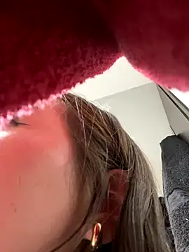 Snapshot of Im_Valen_Cute chatting on 11, 11, 2025 Im Valen Cute online show from 11, 11, 2025