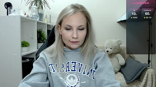 Snapshot of Sunny_bunny6 chatting on 11, 9, 2025 Sunny bunny6 online show from 11, 9, 2025