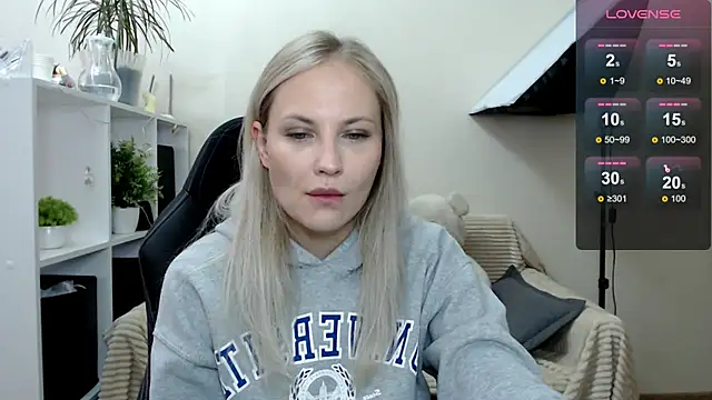 Snapshot of Sunny_bunny6 chatting on 12, 9, 2025 Sunny bunny6 online show from 12, 9, 2025