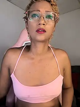 Snapshot of Amaliu_ chatting on 6, 10, 2025 Amaliu online show from 6, 10, 2025