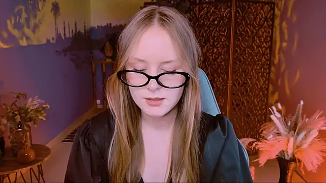 Snapshot of VivienLeeigh chatting on 24, 9, 2025 VivienLeeigh online show from 24, 9, 2025