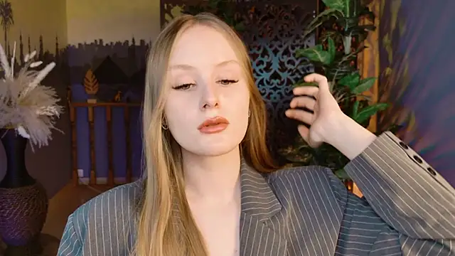 Snapshot of VivienLeeigh chatting on 28, 11, 2025 VivienLeeigh online show from 28, 11, 2025