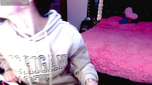 Snapshot of holy_juli chatting on 4, 12, 2025 holy juli online show from 4, 12, 2025