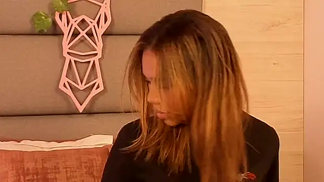 Snapshot of Lily_Miiller chatting on 26, 10, 2025 Lily Miiller online show from 26, 10, 2025