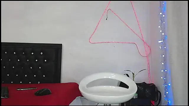 Snapshot of Damian_hart_24CM chatting on 4, 8, 2026 Damian hart 24CM online show from 4, 8, 2026