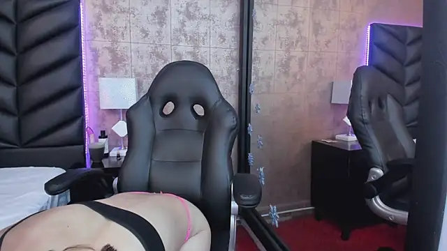 Snapshot of HazelMoret chatting on 15, 1, 2025 HazelMoret online show from 15, 1, 2025