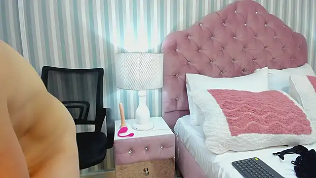 Snapshot of HazelMoret chatting on 26, 2, 2025 HazelMoret online show from 26, 2, 2025