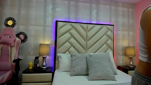 Snapshot of HazelMoret chatting on 17, 9, 2025 HazelMoret online show from 17, 9, 2025