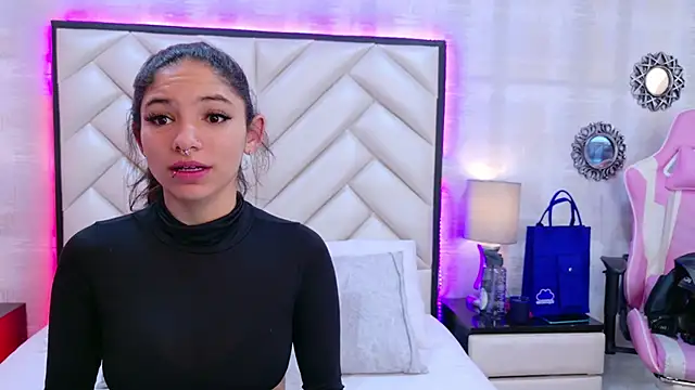 Snapshot of HazelMoret chatting on 19, 9, 2025 HazelMoret online show from 19, 9, 2025