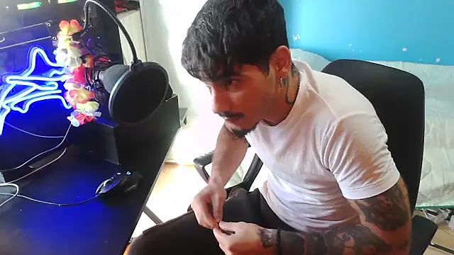 Snapshot of Badboyi1997 chatting on 19, 10, 2025 Badboyi1997 online show from 19, 10, 2025