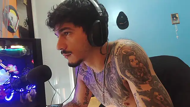 Snapshot of Badboyi1997 chatting on 2, 12, 2025 Badboyi1997 online show from 2, 12, 2025