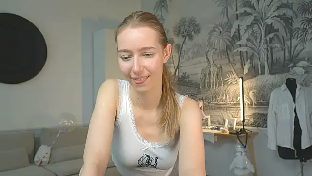 Snapshot of solar_bella chatting on 7, 1, 2025 solar bella online show from 7, 1, 2025