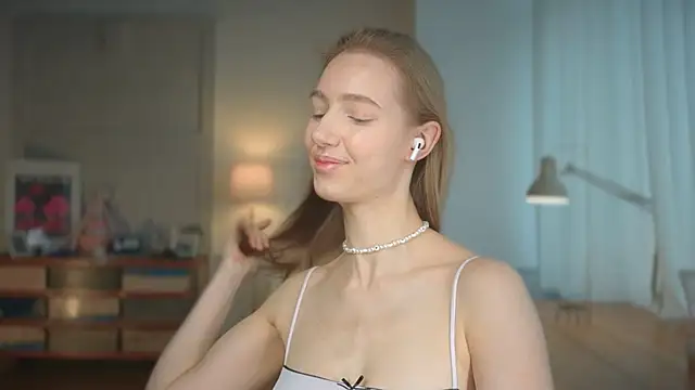 Snapshot of solar_bella chatting on 17, 3, 2025 solar bella online show from 17, 3, 2025